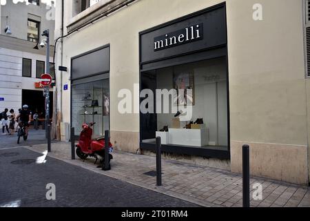 Marseille, Frankreich. Oktober 2023. Ein Vespa-Roller, der vor einem geschlossenen Minelli-Geschäft in der Rue Vacon in Marseille geparkt wurde. Das Handelsgericht Marseille hat die Marke Minelli am 28. September 2023 in den Konkursverfahren versetzt, um den Verkauf an einen neuen Aktionär vorzubereiten, um die Fortführung der Geschäftstätigkeit zu gewährleisten. Die Schuhmarke beschäftigt 500 Mitarbeiter und verfügt über 120 Geschäfte. (Credit Image: © Gerard Bottino/SOPA Images via ZUMA Press Wire) NUR REDAKTIONELLE VERWENDUNG! Nicht für kommerzielle ZWECKE! Stockfoto