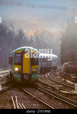 Südlicher Personenzug der Klasse 377 nähert sich dem Bahnhof Tattenham Corner, Surrey, England, Stockfoto