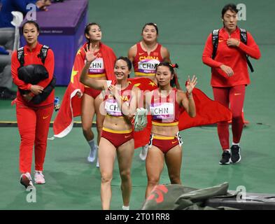 Hangzhou, chinesische Provinz Zhejiang. Oktober 2023. Team China feiert nach dem 4Á100m-Finale der Frauen bei den 19. Asienspielen in Hangzhou, ostchinesische Provinz Zhejiang, 3. Oktober 2023. Quelle: Jiang Han/Xinhua/Alamy Live News Stockfoto