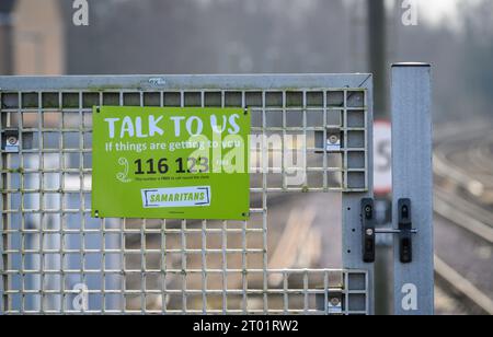 Schild der Samariter am Ende des Bahnhofs Tattenham Corner, Surrey, England. Stockfoto