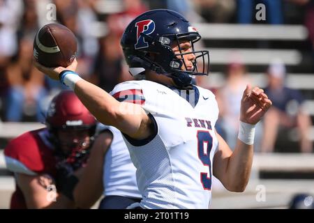 16. September 2023: Quarterback Aidan Sayin (9) aus Pennsylvania Quakers gibt den Ball gegen die Colgate Raiders in der ersten Halbzeit am Samstag, den 16. September 2023 im Andy Kerr Stadium in Hamilton, New York. Pennsylvania gewann mit 20:6. Rich Barnes/CSM Stockfoto