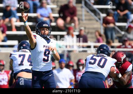 16. September 2023: Quarterback Aidan Sayin (9) aus Pennsylvania Quakers gibt den Ball gegen die Colgate Raiders in der ersten Halbzeit am Samstag, den 16. September 2023 im Andy Kerr Stadium in Hamilton, New York. Pennsylvania gewann mit 20:6. Rich Barnes/CSM Stockfoto