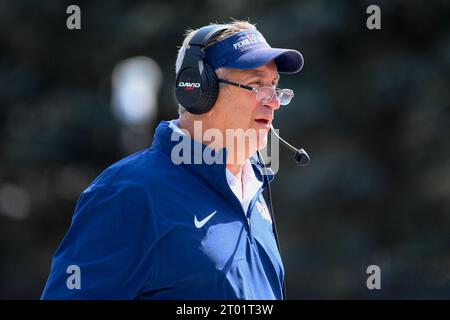 16. September 2023: Ray Priore, Cheftrainer der Pennsylvania Quakers, spielt in der ersten Halbzeit am Samstag, den 16. September 2023 im Andy Kerr Stadium in Hamilton, New York, gegen die Colgate Raiders. Pennsylvania gewann mit 20:6. Rich Barnes/CSM Stockfoto