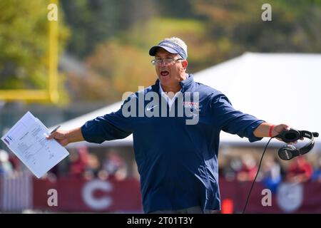 16. September 2023: Pennsylvania Quaker Head Coach Ray Priore reagiert auf einen Aufruf gegen die Colgate Raiders während der ersten Halbzeit am Samstag, den 16. September 2023 im Andy Kerr Stadium in Hamilton, New York. Pennsylvania gewann mit 20:6. Rich Barnes/CSM Stockfoto