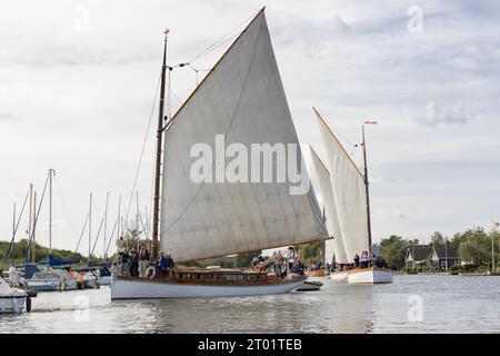 Berühmte Norfolk Wherries segeln auf dem Fluss Bure, Norfolk Broads, East Anglia, Großbritannien Stockfoto