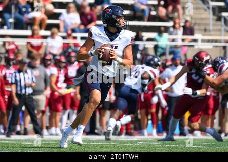 16. September 2023: Der Quarterback Aidan Sayin aus Pennsylvania Quakers (9) trifft in der ersten Halbzeit am Samstag, den 16. September 2023, im Andy Kerr Stadium in Hamilton, New York, gegen die Colgate Raiders. Pennsylvania gewann mit 20:6. Rich Barnes/CSM Stockfoto