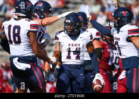 16. September 2023: Maurcus McDaniel (14) feiert seinen Touchdown mit seinen Teamkollegen gegen die Colgate Raiders während der zweiten Halbzeit am Samstag, den 16. September 2023, im Andy Kerr Stadium in Hamilton, New York. Pennsylvania gewann mit 20:6. Rich Barnes/CSM Stockfoto