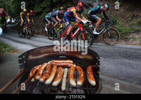 Tecklenburg, Deutschland. Oktober 2023. Radsport: UCI European Series - Sparkassen Münsterland Giro, Straßenrennen (200,00 km), Herren. Mads Pedersen vom Team Lidl-Trek fährt auf einem Grill mit Würstchen während einer Kletterklassifizierung. Quelle: Friso Gentsch/dpa/Alamy Live News Stockfoto