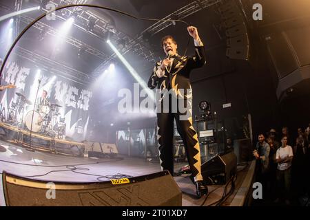 Mailand Italien. Oktober 2023. Die schwedische Band THE HIVES tritt live auf der Bühne des Magazzini Generali während der „The Death of Randy Fitzsimmons European Tour 2023“ auf. Stockfoto