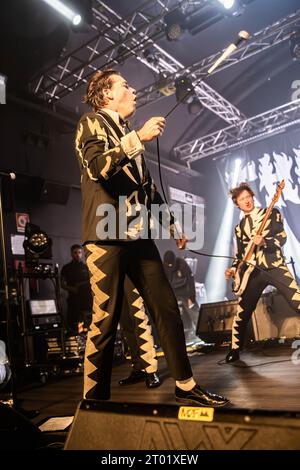 Mailand Italien. Oktober 2023. Die schwedische Band THE HIVES tritt live auf der Bühne des Magazzini Generali während der „The Death of Randy Fitzsimmons European Tour 2023“ auf. Stockfoto