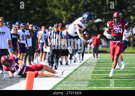 16. September 2023: Pennsylvania Quaker Running Back Jacob Cisneros (20) springt während der zweiten Halbzeit am Samstag, den 16. September 2023, im Andy Kerr Stadium in Hamilton, New York, gegen die Colgate Raiders. Pennsylvania gewann mit 20:6. Rich Barnes/CSM Stockfoto