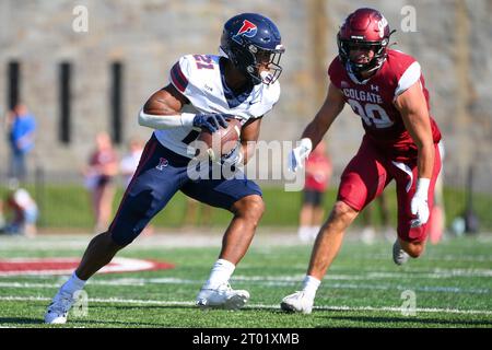 16. September 2023: Pennsylvania Quaker Running Back Jonathan Mulatu (21) trifft den Ball gegen die Colgate Raiders während der zweiten Halbzeit am Samstag, den 16. September 2023, im Andy Kerr Stadium in Hamilton, New York. Pennsylvania gewann mit 20:6. Rich Barnes/CSM Stockfoto