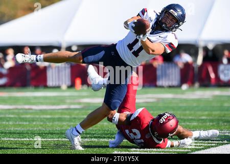 16. September 2023: Alex Haight (11) der Pennsylvania Quakers (11) fängt den Ball gegen die Colgate Raiders während der zweiten Halbzeit am Samstag, den 16. September 2023, im Andy Kerr Stadium in Hamilton, New York. Pennsylvania gewann mit 20:6. Rich Barnes/CSM Stockfoto