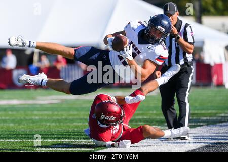 16. September 2023: Alex Haight (11) der Pennsylvania Quakers (11) fängt den Ball gegen die Colgate Raiders während der zweiten Halbzeit am Samstag, den 16. September 2023, im Andy Kerr Stadium in Hamilton, New York. Pennsylvania gewann mit 20:6. Rich Barnes/CSM Stockfoto