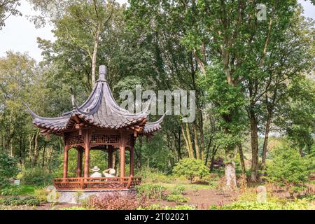 Qing Yin Pavillon: Authentisch gebauter chinesischer Musikpavillon auf dem Gelände des RHS Garden Bridgewater. Stockfoto