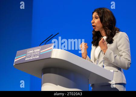 Manchester, Großbritannien. Oktober 2023, Manchester, Großbritannien. Suella Braverman Secretary of State for the Home Department hält Rede vor dem dritten Konferenztag der konservativen Konferenz in Manchester. Quelle: GaryRobertsphotography/Alamy Live News Stockfoto