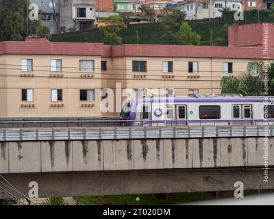 Sao Paulo, Sao Paulo, Brasilien. Oktober 2023. Sao Paulo (SP), 10/03/2023 - GREVE/METRO/SP - Blick auf den Bahnhof Campo Limpo und Züge der lilafarbenen U-Bahn-Linie 5 am Morgen dieses Dienstags (03) in der südlichen Zone von Sao Paulo. Aufgrund des Streiks von Metro, Sabesp und CPTM sind die Linien 1 blau, 2 grün und 3 rot gelähmt, nur die Linien 5 lilac und 4 gelb fahren. (Foto: Fabricio Bomjardim/Thenews2/Zumapress) (Foto: © Fabricio Bomjardim da Silva/TheNEWS2 Via ZUMA Press Wire) NUR REDAKTIONELLE VERWENDUNG! Nicht für kommerzielle ZWECKE! Stockfoto