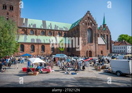 Flohmarkt, Kunstmarkt vor der Kathedrale von Aarhus mit vielen verschiedenen Ständen, Dänemark Stockfoto