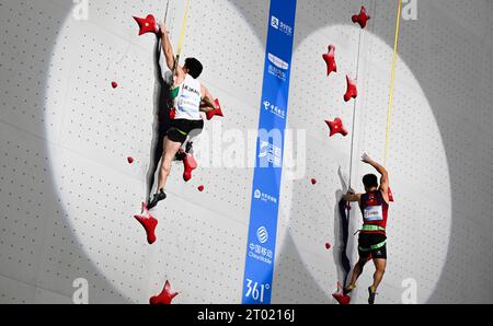 Shaoxing, chinesische Provinz Zhejiang. Oktober 2023. Long Jinbao (R) aus China tritt beim Men's Speed Match of Sports Climbing an den 19. Asienspielen in Shaoxing, ostchinesischer Provinz Zhejiang, 3. Oktober 2023 an. Quelle: Yang Guanyu/Xinhua/Alamy Live News Stockfoto