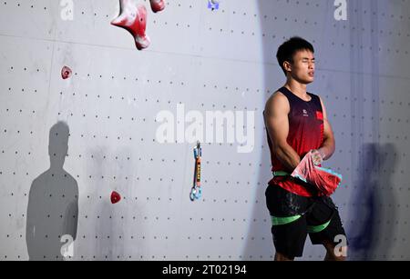 Shaoxing, chinesische Provinz Zhejiang. Oktober 2023. Long Jinbao aus China bereitet sich auf das Men's Speed Match of Sports Climbing bei den 19. Asienspielen in Shaoxing, ostchinesischer Provinz Zhejiang, 3. Oktober 2023 vor. Quelle: Yang Guanyu/Xinhua/Alamy Live News Stockfoto