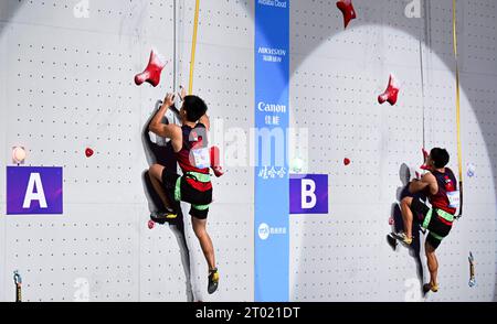 Shaoxing, chinesische Provinz Zhejiang. Oktober 2023. Wu Peng (L) aus China tritt beim Men's Speed Match of Sports Climbing an den 19. Asienspielen in Shaoxing, ostchinesischer Provinz Zhejiang, 3. Oktober 2023 an. Quelle: Yang Guanyu/Xinhua/Alamy Live News Stockfoto