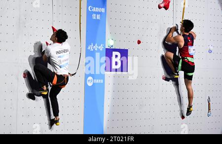 Shaoxing, chinesische Provinz Zhejiang. Oktober 2023. Wu Peng (R) aus China tritt beim Men's Speed Match of Sports Climbing an den 19. Asienspielen in Shaoxing, ostchinesischer Provinz Zhejiang, 3. Oktober 2023 an. Quelle: Yang Guanyu/Xinhua/Alamy Live News Stockfoto