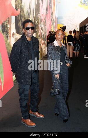 Der Comedian Chris Rock und seine Tochter Lola Simone Rock bei der Chanel Fashion Show während der Spring Summer 2024 Collections am 3. Oktober 2023 in Paris. (Foto: Jonas Gustavsson/SIPA USA) Credit: SIPA USA/Alamy Live News Stockfoto