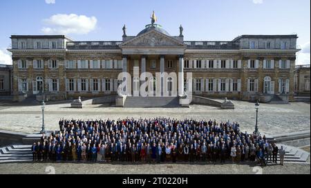 Brüssel, Belgien Oktober 2023. Das Bild der Drohne zeigt einen Empfang für die Bürgermeister der belgischen Städte und Gemeinden im Königsschloss Laeken - Laken in Brüssel am Dienstag, den 03. Oktober 2023. BELGA PHOTO ERIC LALMAND Credit: Belga News Agency/Alamy Live News Stockfoto