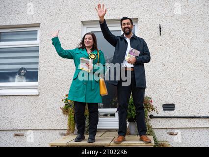 Blantyre, Schottland, Großbritannien. Oktober 2023. Der erste Minister Humza Yousaf und der SNP-Kandidat Katy Loudon haben heute in Blantyre vor der Nachwahl in Rutherglen und Hamilton West am 5. Oktober Wahlkampf geführt. Sie verbrachten Zeit in einem lokalen Café, bevor sie vor den Türschwellen in der Stadt warfen. Iain Masterton/Alamy Live News Stockfoto