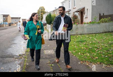 Blantyre, Schottland, Großbritannien. Oktober 2023. Der erste Minister Humza Yousaf und der SNP-Kandidat Katy Loudon haben heute in Blantyre vor der Nachwahl in Rutherglen und Hamilton West am 5. Oktober Wahlkampf geführt. Sie verbrachten Zeit in einem lokalen Café, bevor sie vor den Türschwellen in der Stadt warfen. Iain Masterton/Alamy Live News Stockfoto