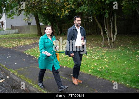 Blantyre, Schottland, Großbritannien. Oktober 2023. Der erste Minister Humza Yousaf und der SNP-Kandidat Katy Loudon haben heute in Blantyre vor der Nachwahl in Rutherglen und Hamilton West am 5. Oktober Wahlkampf geführt. Sie verbrachten Zeit in einem lokalen Café, bevor sie vor den Türschwellen in der Stadt warfen. Iain Masterton/Alamy Live News Stockfoto