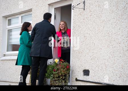 Blantyre, Schottland, Großbritannien. Oktober 2023. Der erste Minister Humza Yousaf und der SNP-Kandidat Katy Loudon haben heute in Blantyre vor der Nachwahl in Rutherglen und Hamilton West am 5. Oktober Wahlkampf geführt. Sie verbrachten Zeit in einem lokalen Café, bevor sie vor den Türschwellen in der Stadt warfen. Iain Masterton/Alamy Live News Stockfoto