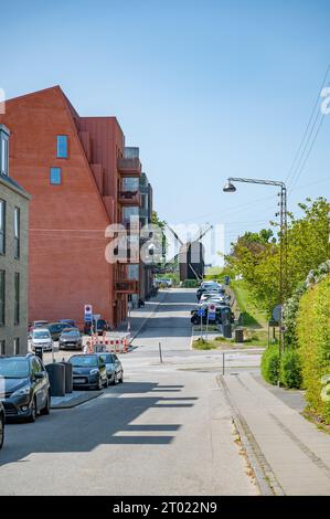 Alte Holzwindmühle hinter Wohngebäuden Aarhus, Dänemark, vertikaler Schuss Stockfoto
