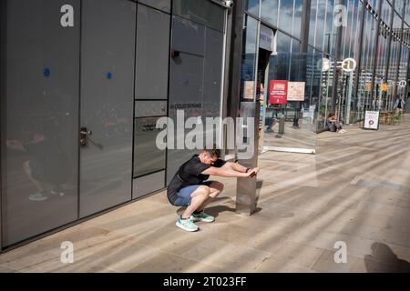 Ein Läufer wärmt sich nach einem Training in der City of London, dem Finanzviertel der Hauptstadt, am 3. Oktober 2023 in London, England. Stockfoto