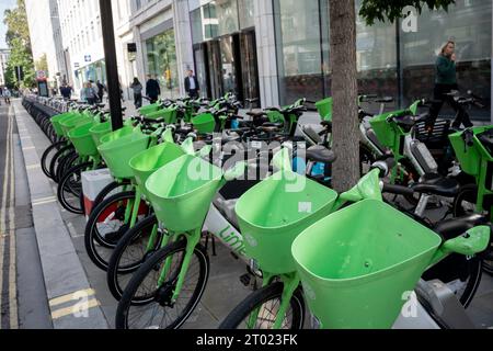 Viele Lime-Leihfahrräder erwarten am 3. Oktober 2023 in London, dem Finanzviertel der Hauptstadt. Stockfoto