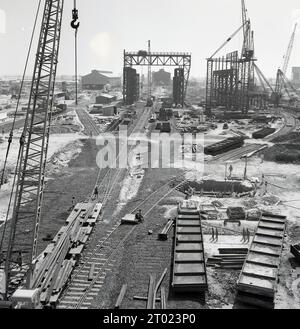 1950er Jahre, historische, weite Sicht auf ein neues Kraftwerk, das im Nachkriegsindien gebaut wird. Stockfoto