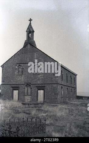 1960er Jahre, historisch, eine Kirche auf einem Hügel oberhalb von Oldham, nahe dem Saddleworth Moor, England, Großbritannien. Stockfoto