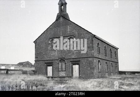 1960er Jahre, historisch, eine Kirche auf einem Hügel oberhalb von Oldham, nahe dem Saddleworth Moor, England, Großbritannien. Stockfoto