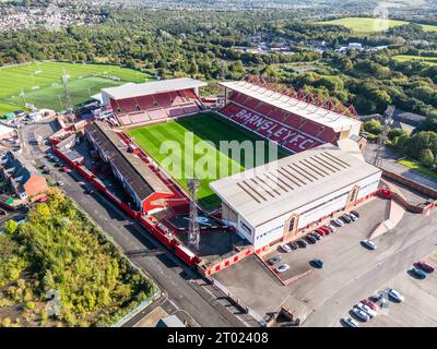 Barnsley, Großbritannien. Oktober 2023. Eine Luftaufnahme von Oakwell, Heimat von Barnsley während des Professional Development League Matches Barnsley U21 gegen Peterborough U21 in Oakwell, Barnsley, Großbritannien, 3. Oktober 2023 (Foto: Ryan Crockett/News Images) Credit: News Images LTD/Alamy Live News Stockfoto