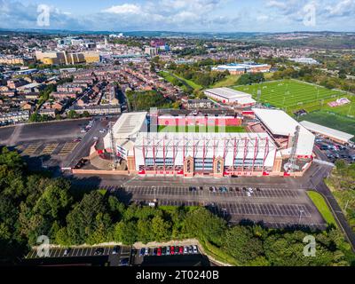 Barnsley, Großbritannien. Oktober 2023. Eine Luftaufnahme von Oakwell, Heimat von Barnsley während des Professional Development League Matches Barnsley U21 gegen Peterborough U21 in Oakwell, Barnsley, Großbritannien, 3. Oktober 2023 (Foto: Ryan Crockett/News Images) Credit: News Images LTD/Alamy Live News Stockfoto