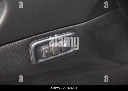 Automatische Tasten mit weißen Zeichen und Symbole in einer Reihe über der Chrom befinden, Griff der Seitentür des Autos, das Panel ist Shea Stockfoto
