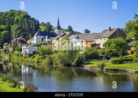 Blick auf das malerische Dorf Chassepierre am Fluss Semois in der Nähe von Florenville in der Provinz Luxemburg, belgische Ardennen, Wallonien, Belgien Stockfoto
