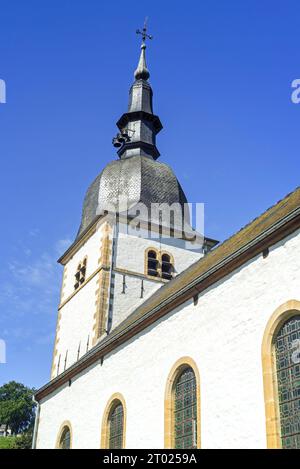 Kirche Saint Martin im malerischen Dorf Chassepierre in der Nähe von Florenville, Provinz Luxemburg, belgische Ardennen, Wallonien, Belgien Stockfoto