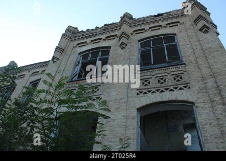 Ein altes verlassenes Haus. Die Zerstörung, der Niedergang des Hauses der Stadt nach dem Krieg. Flüchtlinge nach Kriegsbeben. Stockfoto