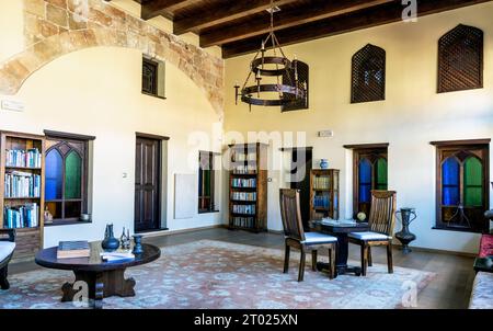 Klassisches Interieur eines Familienhauses in der Altstadt von Rhodos, Griechenland Stockfoto