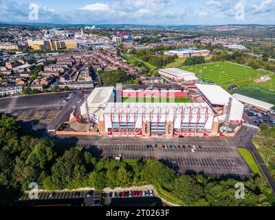 Barnsley, Großbritannien. Oktober 2023. Eine Luftaufnahme von Oakwell, Heimstadion von Barnsley während des Professional Development League-Spiels Barnsley U21 gegen Peterborough U21 in Oakwell, Barnsley, Großbritannien, 3. Oktober 2023 (Foto: Ryan Crockett/News Images) in Barnsley, Großbritannien am 30.2023. (Foto: Ryan Crockett/News Images/SIPA USA) Credit: SIPA USA/Alamy Live News Stockfoto