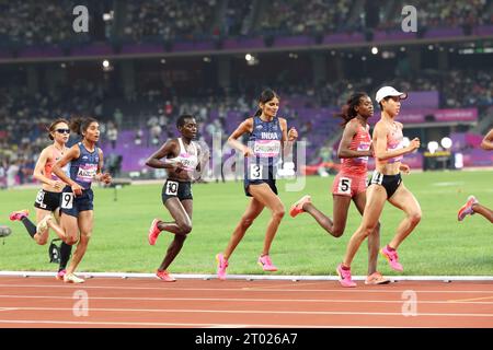 Hangzhou, China. Oktober 2023. Hangzhou, Zhejiang, China: Asian Games, Chaudhary und Vidhya Ramaraj sicherten sich eine Gold- und Bronzemedaille in 400 m Hürden bzw. Credit: Seshadri SUKUMAR/Alamy Live News Stockfoto