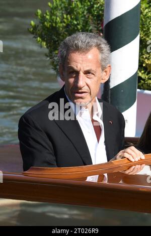 VENEDIG, ITALIEN - 2. SEPTEMBER: Nicolas Sarkozy kommt am 2. September zum 80. Internationalen Filmfestival von Venedig 2023 am Pier des Hotel Excelsior an Stockfoto