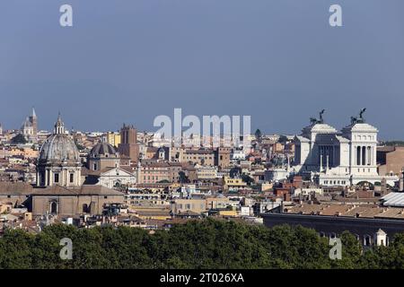 Blick auf die Stadt Rom vom Janiculum mit Blick auf den Altare della Patria und die Kuppeln von Sant'Andrea delle Fratte, Kirche Gesù, Kirche o Stockfoto