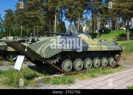 FINNLAND - 10. JUNI 2017: Sowjetisches Infanterie-Kampffahrzeug BMP-1K des Modells 1966 im Panzermuseum der Parola Stockfoto